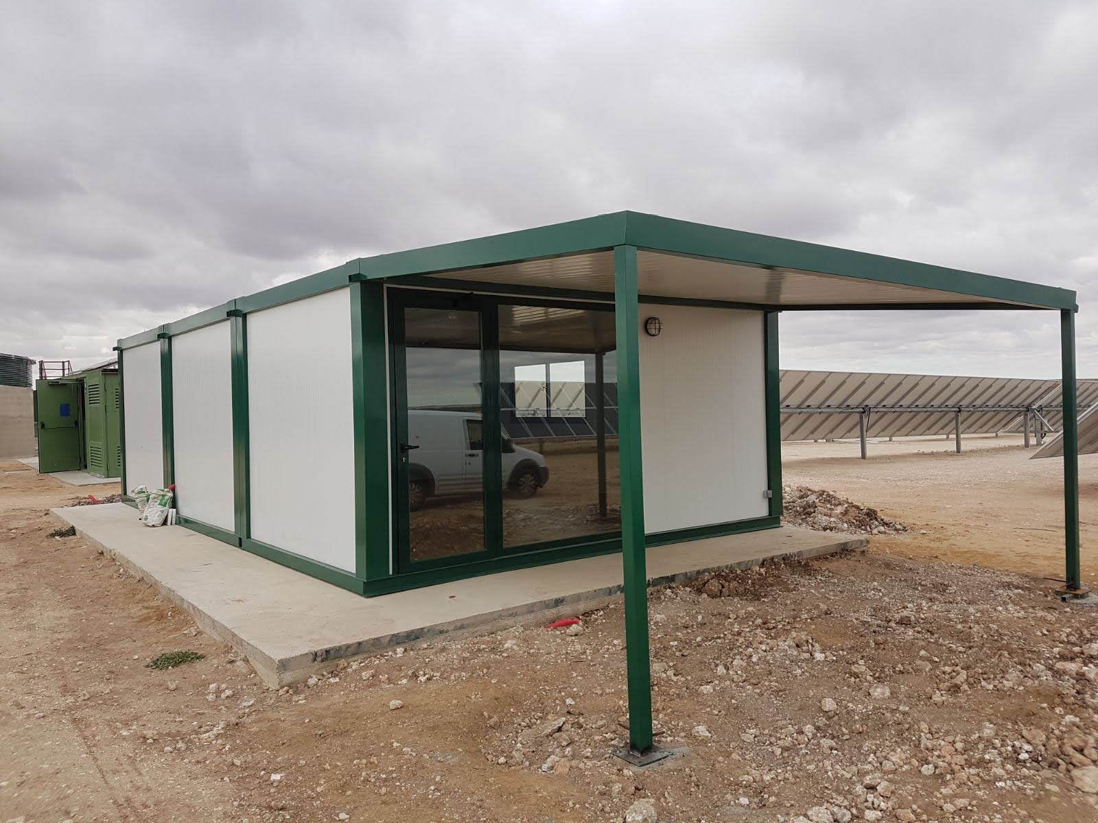 Caseta modular verde y blanca instalada