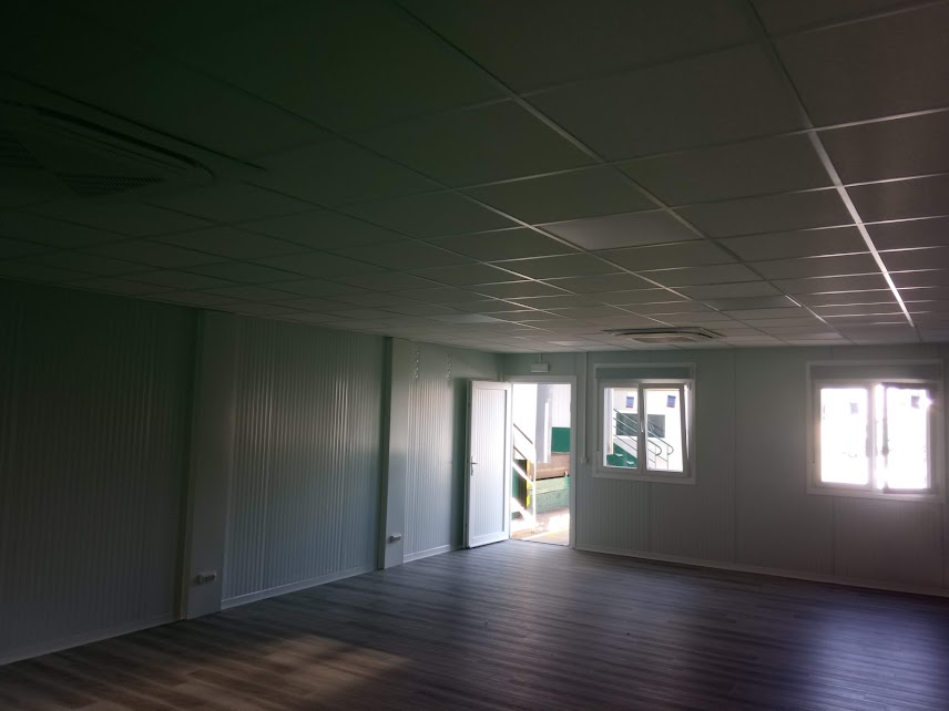 Interior de una oficina modular