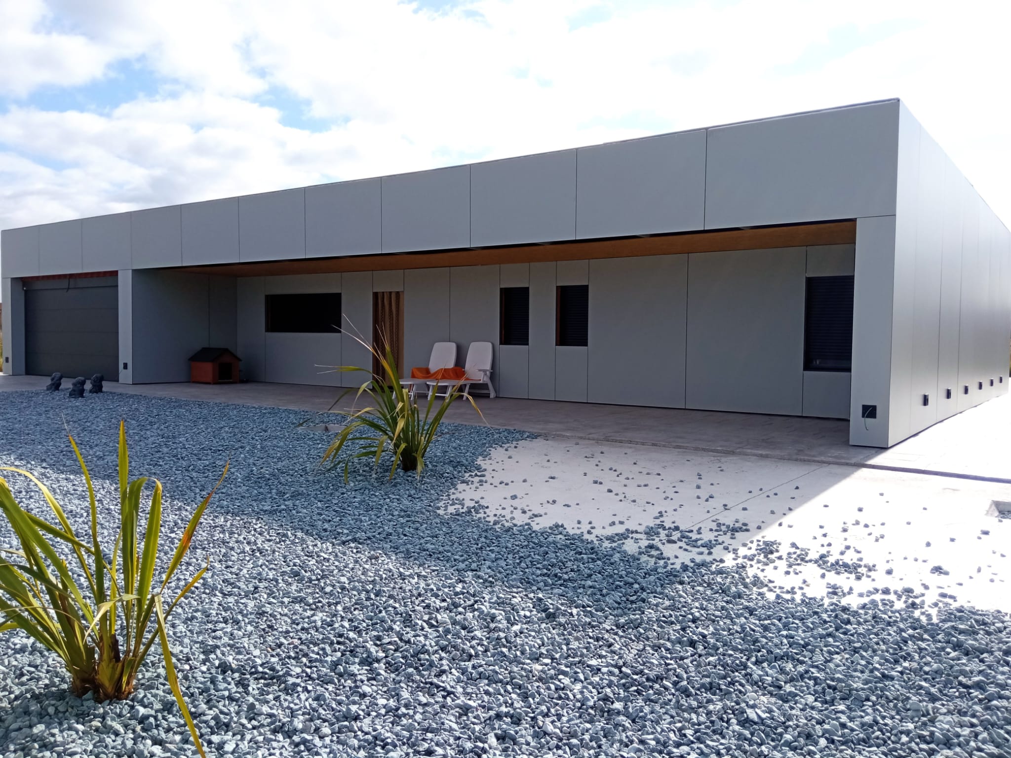 Proyecto modular terminado con fachada blanca