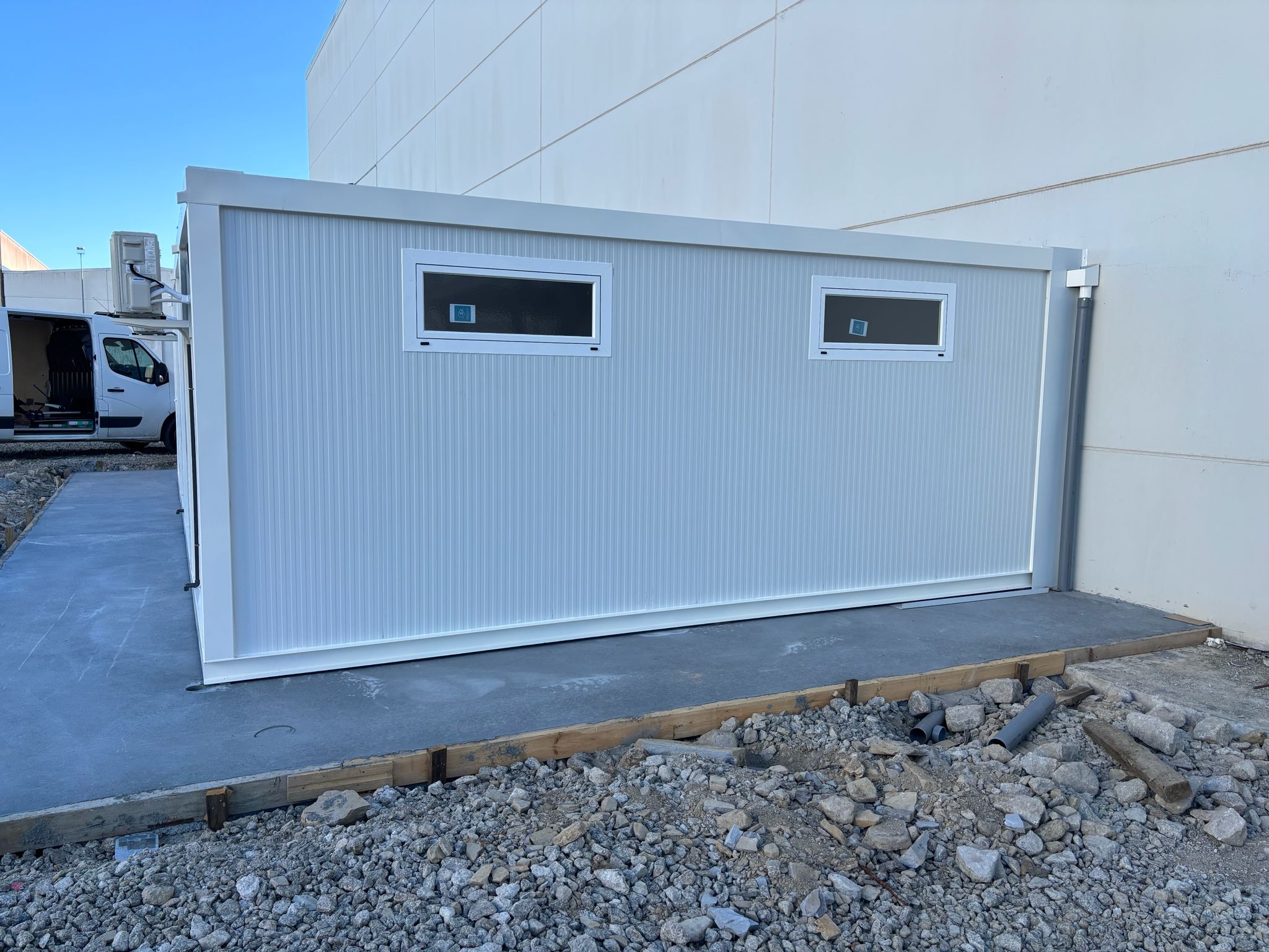 Vestuarios modulares blancos instalados